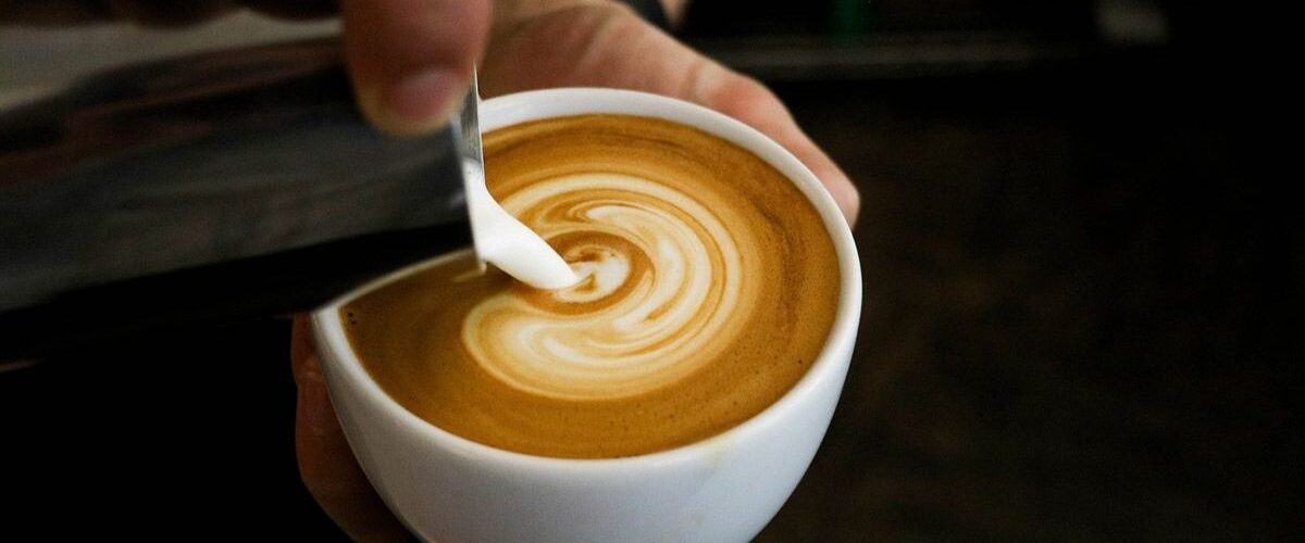 Tips para emulsionar la leche para hacer arte latte