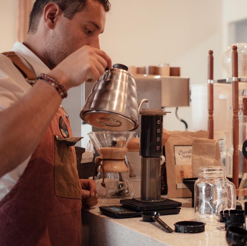 Eduardo Urbina es barista, comerciante de café e imparte cursos.