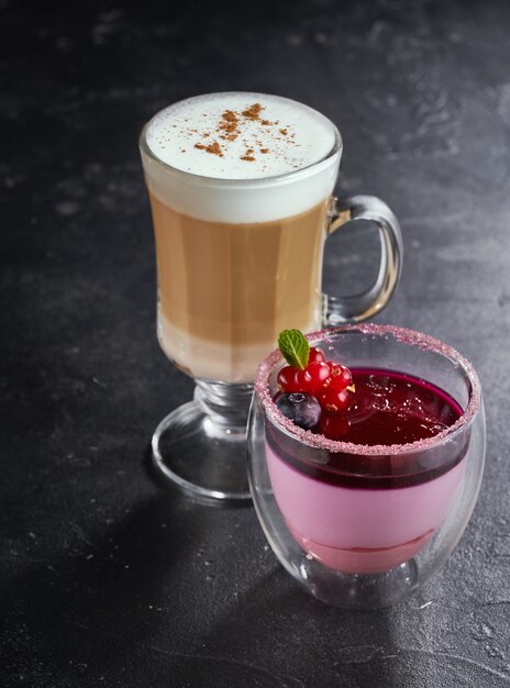 Cafe latte y panacota de frutos rojos