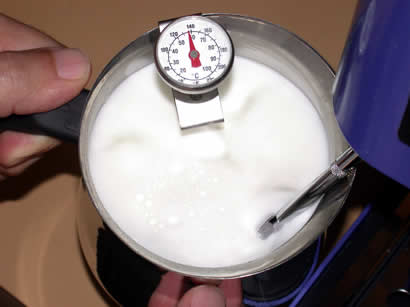 Espumar la leche. Arte Latte